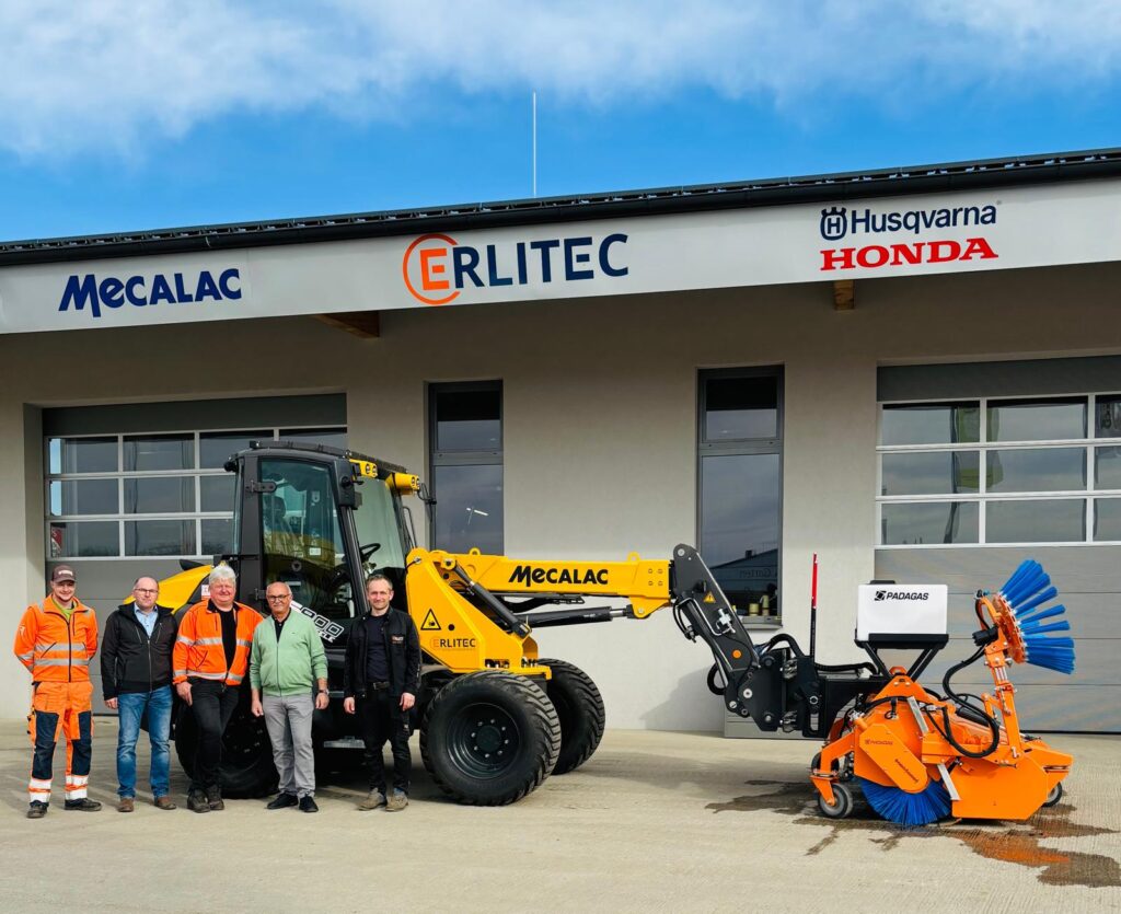 Wir freuen uns, die erfolgreiche Übergabe eines Mecalac AS900tele Schwenkteleskopladers inklusive professioneller Kehrmaschinen‑Anbaugeräte an die Straßenmeisterei Bad Leonfelden bekanntgeben zu dürfen.